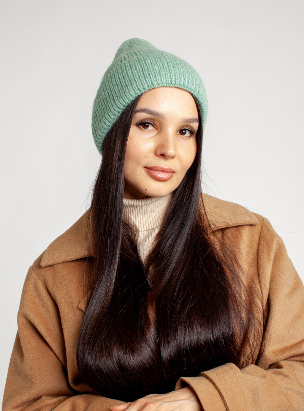 Шапка женская с отворотом. Является совершенным аксессуаром для утепления в осенний и зимний сезон.