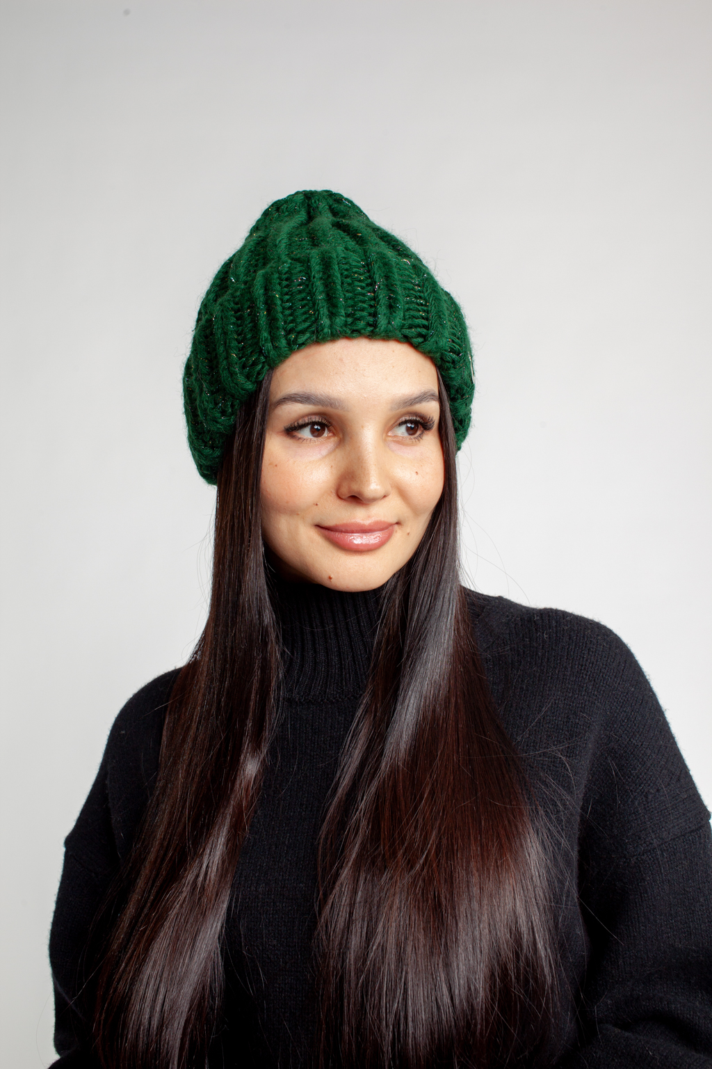 Шапка женская крупной вязки с отворотом.