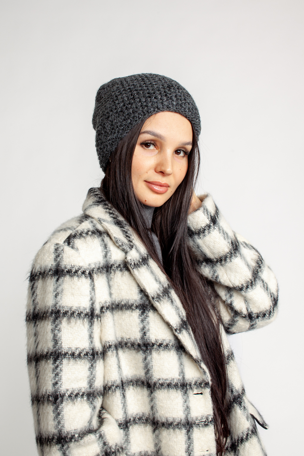 Шапка женская с люрексом. Теплый и стильный головной убор, выполненный из пряжи альпаки, с добавлением шерсти и акрила. Шапка является совершенным аксессуаром для утепления в осенний и зимний сезон.