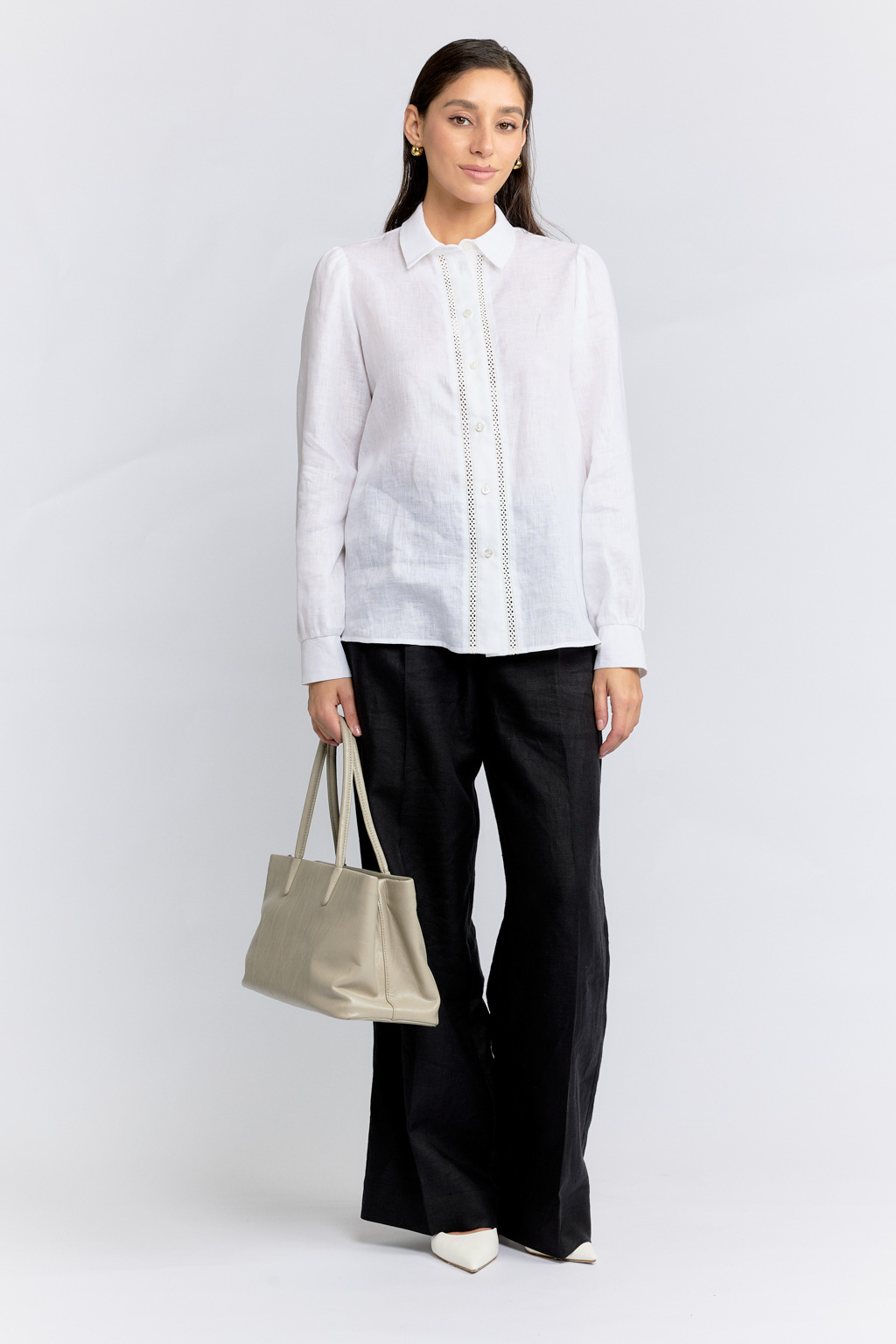 Сумка в нежном серо-бежевом цвете является незаменимым аксессуаром базового гардероба. Аксессуар выполнен из высококачественной мягкой эко-кожи, которая отличается повышенной износостойкостью. Сумка закрывается на металлическую молнию и имеет удобные ручки. В комплекте также есть съемный регулируемый ремешок. Размеры:36x13x20 см