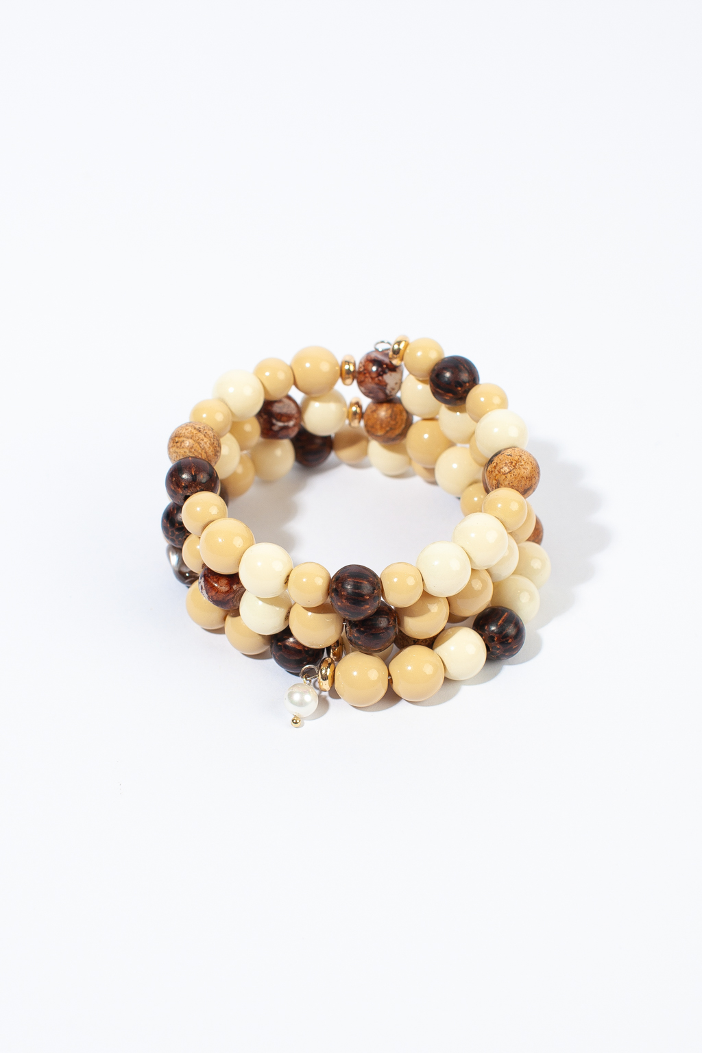 Стильный браслет из натуральной яшмы выполнен вручную. Дополнен бусинами из акрила и фурнитурой из гипоаллергенного металла.