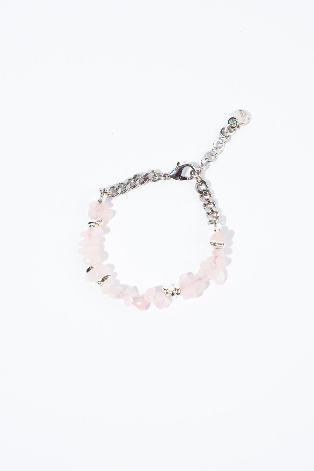 Нежный розовый браслет выполнен из натурального кварца и благородного гематита. Фурнитура выполнена из гипоаллергенного сплава со стойким гальваническим покрытием. Размер регулируется.