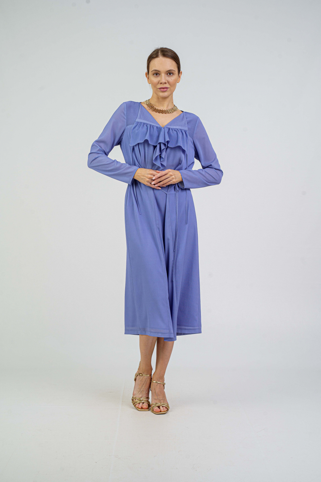  Платье свободного силуэта со сборкой в лавандовом цвете