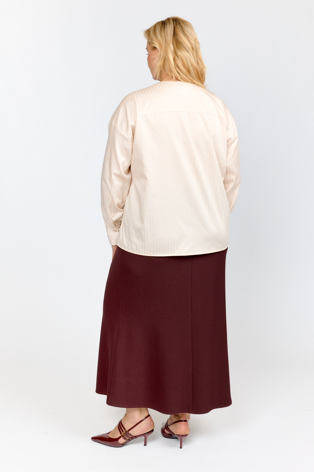 Блуза с V-образным вырезом свободного силуэта с застежкой на пуговицах. Рукав объемный полной длины на манжете.