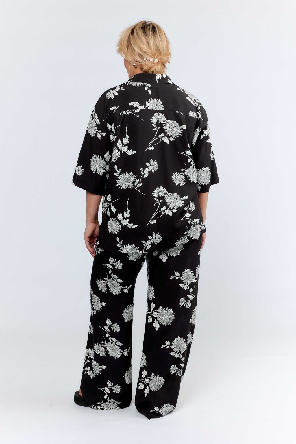 Блуза свободного расслабленного силуэта на пуговицах. Рукав до логтя.