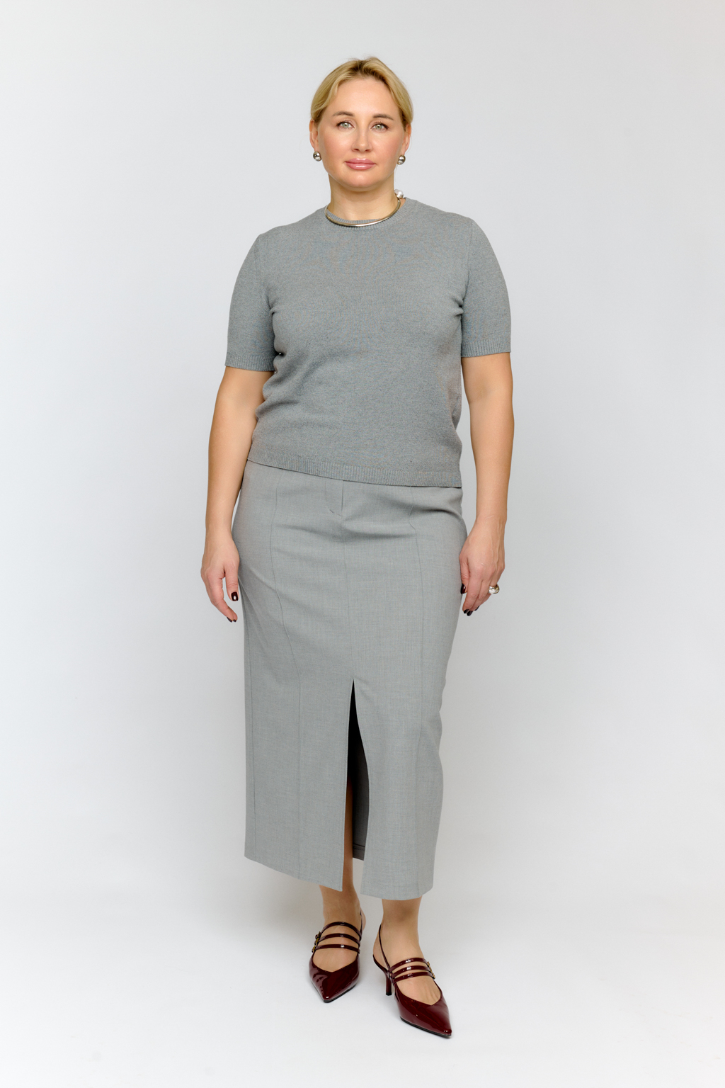 Юбка длиной макси с застроченными рельефами по передней части юбки.