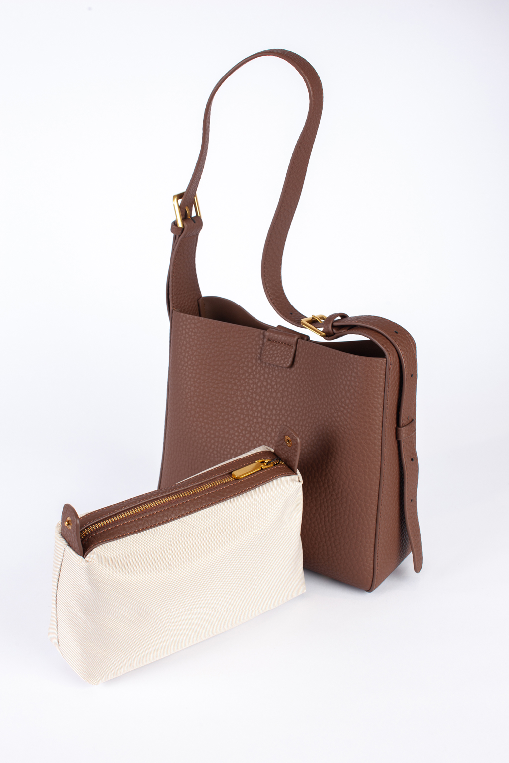 Вместительная сумка с длинной ручкой и актуальной золотой фурнитурой. Внутри сумки- косметичка. Выполнена из зернистой экокожи. Застегивается на магнитную кнопку. Сумка прекрасно впишется в гардероб и станет универсальным аксессуаром на каждый день. Размеры: 26*9*23 см.