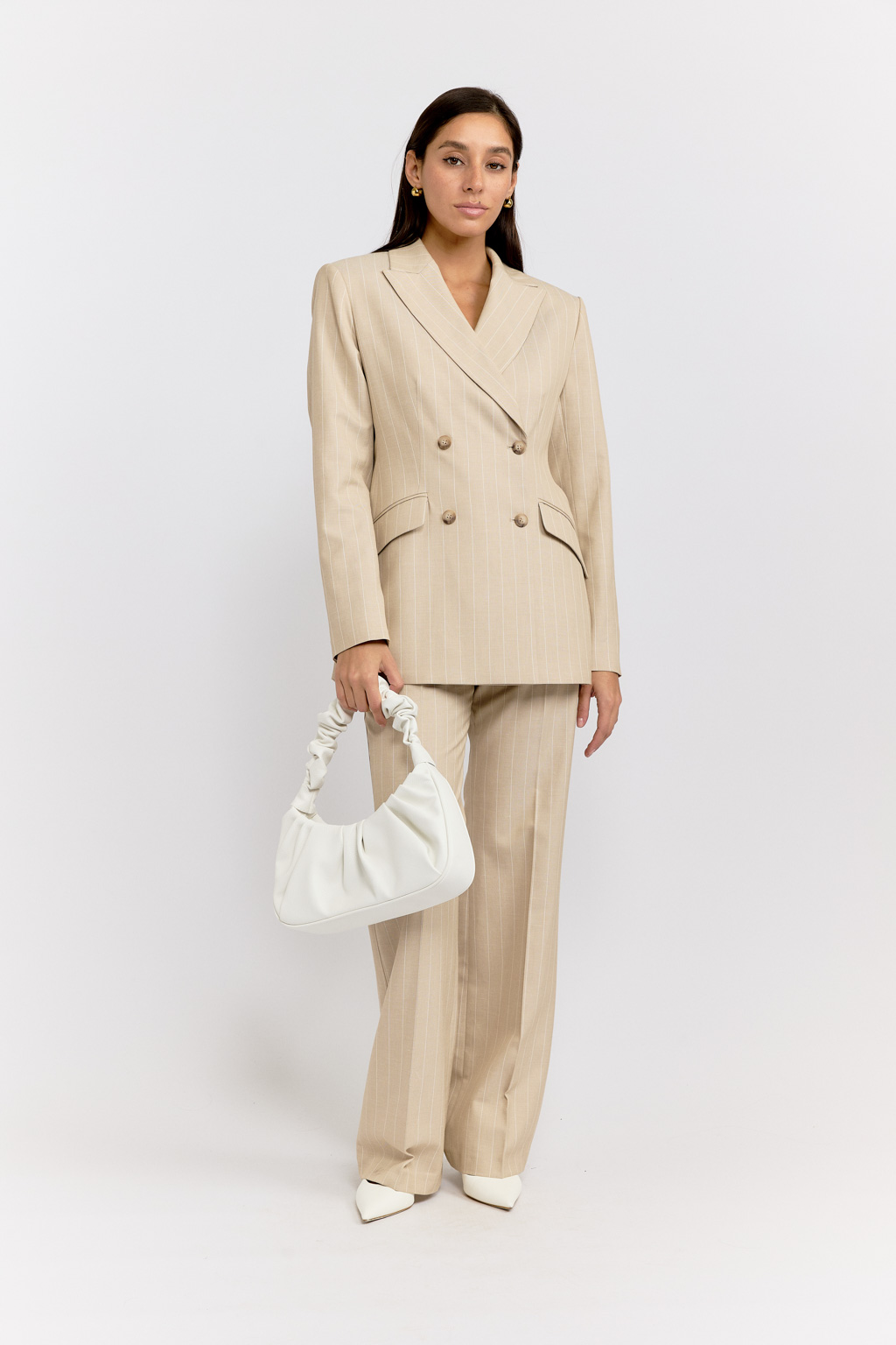 Компактная сумка на плечо из премиальной экокожи. Является не только практичной вещью в гардеробе, но и отличается своей оригинальностью. Ее форма полукруга, иногда называемая сумкой-луной, позволит выделиться из толпы и придать Вашему образу неповторимый шарм. Основное отделение закрывается на металлическую кнопку. Размеры: длина 31, высота 13, глубина 7 Ширина 32см