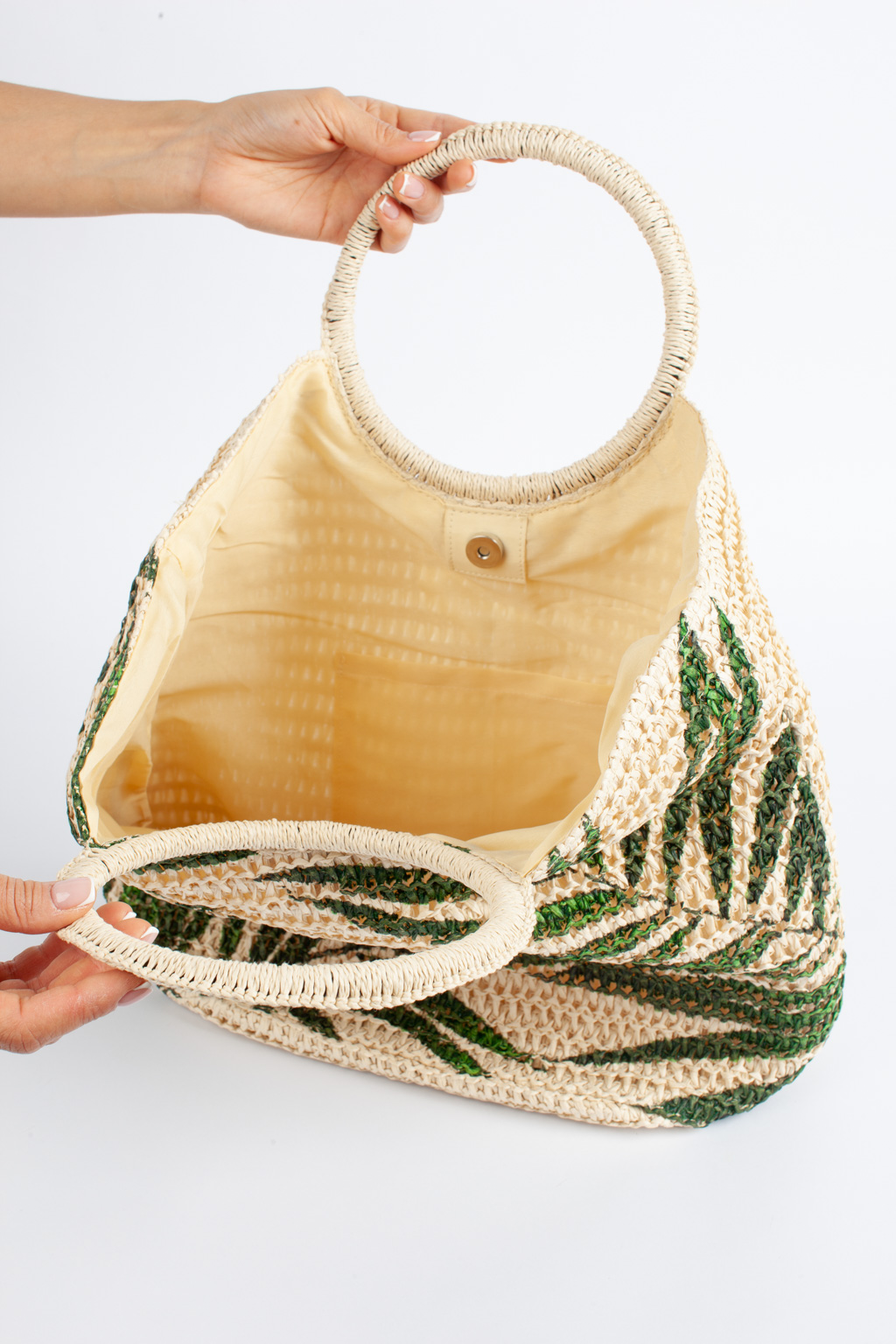 Плетеная сумка из качественной целлюлозы создана для настоящих ценительниц стиля и практичности. Яркий летний принт с листьями на светлом фоне напоминает о бохо стиле и легкости пляжной атмосферы. Вместительного размера сумка имеет внутренний кармашек, тканевый подклад и закрывается на кнопку. Круглая ручка обеспечивает комфортное ношение в руке, на запястье или логтевом сгибе. Размеры 30*22*37 см