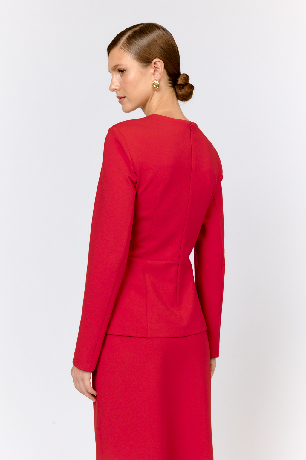 Жакет женственного приталенного силуэта с изящным фигурным вырезом горловины, малого объёма, прилегающего силуэта. Ниже линии талии баска со складками, придающими -модели эффект "тюльпан". Застегивается на потайную молнию на спинке. Выполнен из плотной трикотажной ткани с высокой эластичностью с содержанием вискозы. Вискоза делает ткань приятной к телу, обеспечивает воздухопроницаемость и пластичность. Нейлон  обеспечивает  износостойкость и стабильность насыщенного цвета.  Преимущества ткани: ткань хорошо держит форму, мягко облегая фигуру.  Не сминается, не требует особого ухода. Позволяет коже "дышать".  Трикотажный жакет сможет стать альтернативным решением классическому в гардеробе.