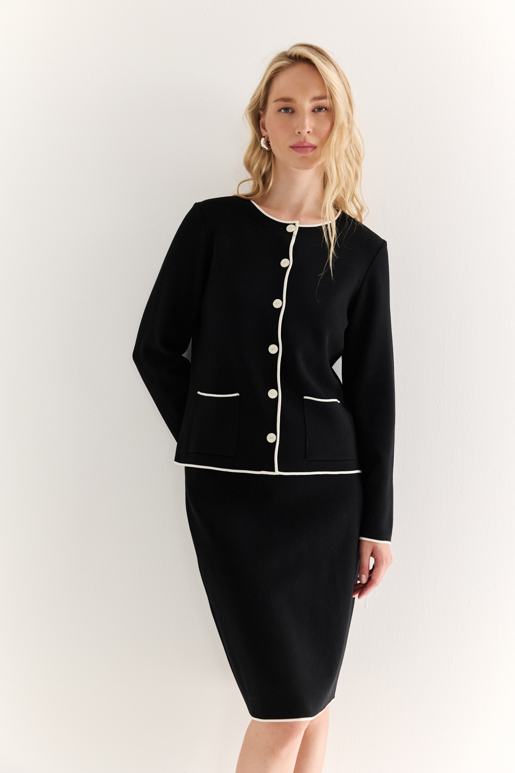 Жакет прямого силуэта длиной выше бедер с контрастной отделкой и застежкой на пуговицы. Рукав полной длины.