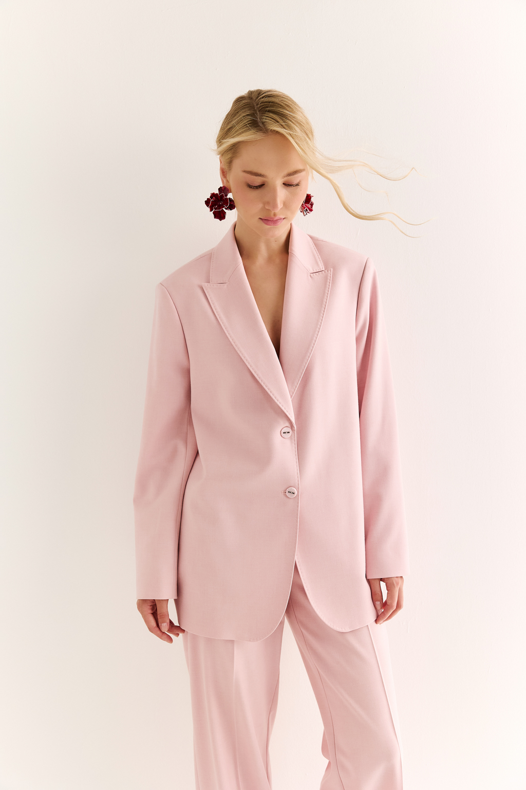 Классический жакет: фундамент уверенного образа. Жакет прямого силуэта с чёткой линией плеч — это безвременная классика, которая подчёркивает вкус и статус. Однобортная застёжка и лаконичные детали делают модель универсальной: она органично впишется как в деловой, так и в повседневный гардероб. Благодаря прямому силуэту и продуманной длине, жакет хорошо садится и визуально стройнит. Идеален в паре с брюками или даже с джинсами — для смелого контраста. Сила в простоте. Элегантность в каждой детали.