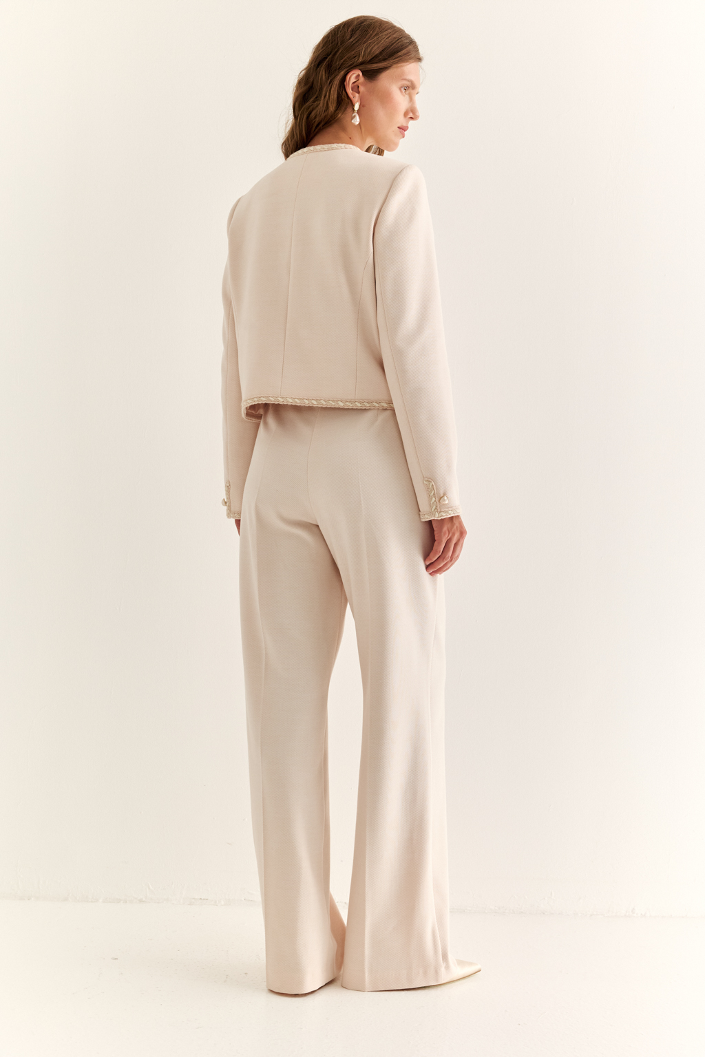 Жакет в стиле Chanel: вечная классика с характером. Икона женственности в новом прочтении — жакет в стиле Chanel с характерными элементами: округлым вырезом, выразительной декоративной тесьмой и крупными акцентными пуговицами. Прямой укороченный силуэт подчёркивает линию талии и делает модель идеальной как для офисного образа, так и для изысканного вечера. Накладные карманы добавляют практичности и шарма, а отделка по борту и рукавам формирует изящную рамку силуэта. Носите с юбкой, джинсами или брюками — он добавит статусности в любой комплект. Легендарный силуэт. Современное звучание.