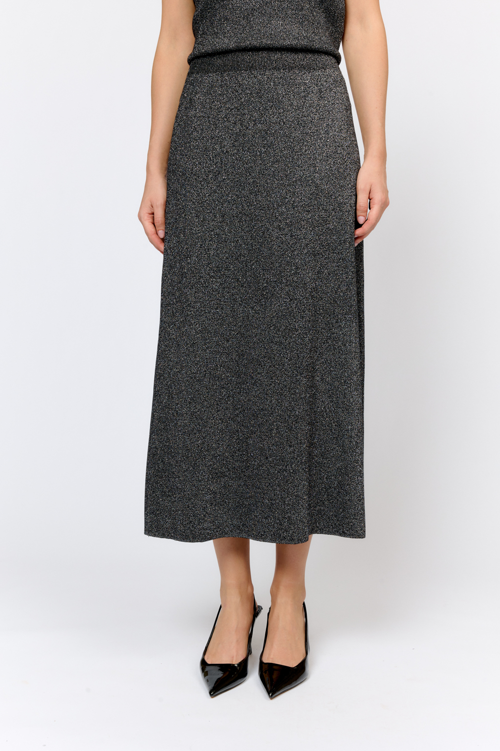 Юбка на резинке А-образного силуэта длиной миди. Силуэт трапеция обеспечивает отличную посадку по фигуре. Трикотаж не теряет форму и дарит приятные тактильные ощущения при носке.