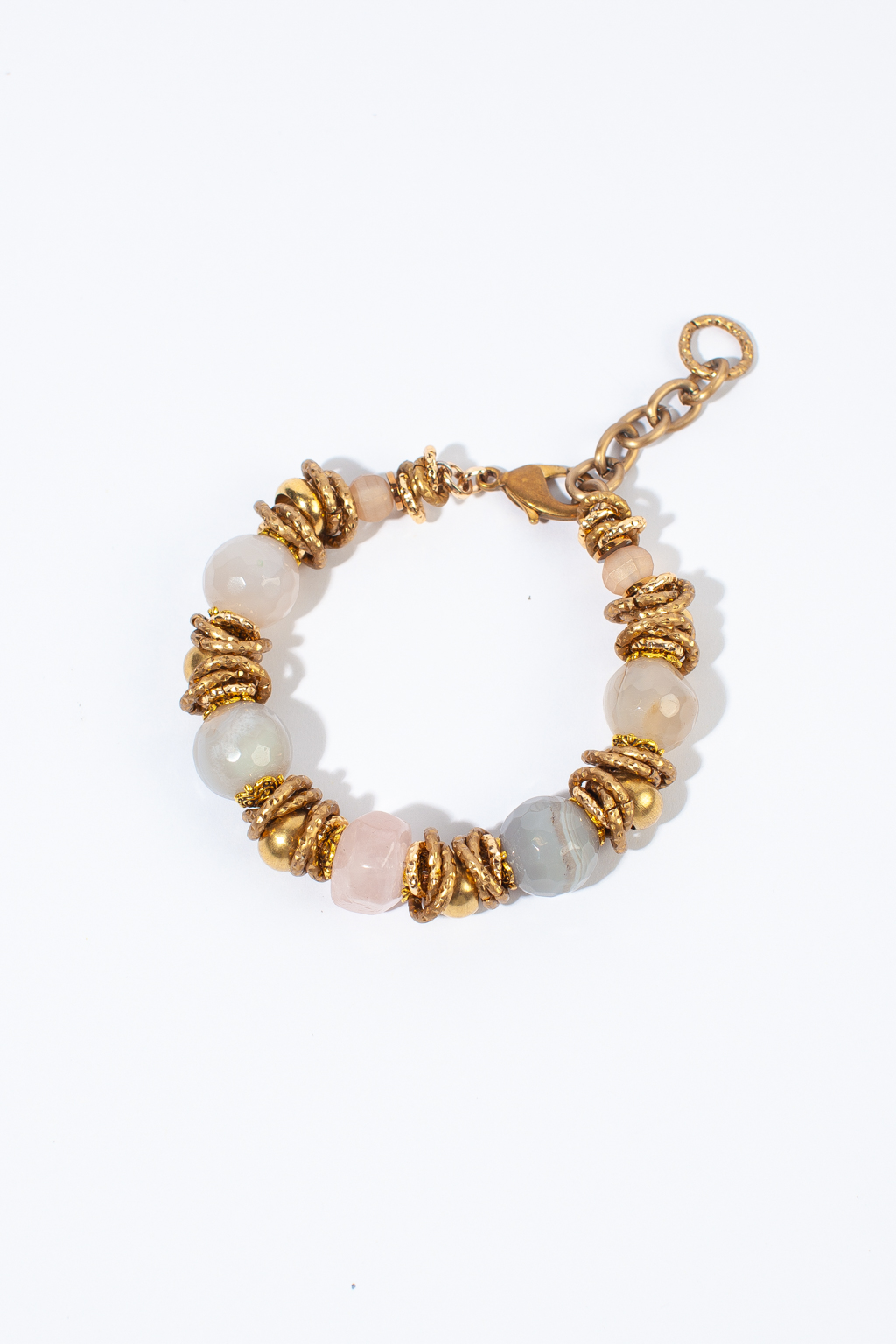 Браслет выполнен из натурального кварца и агата. Изделия изготавливаются вручную, что придает им уникальность и неповторимость. Фурнитура выполнена из гипоаллергенного бижутерного сплава.