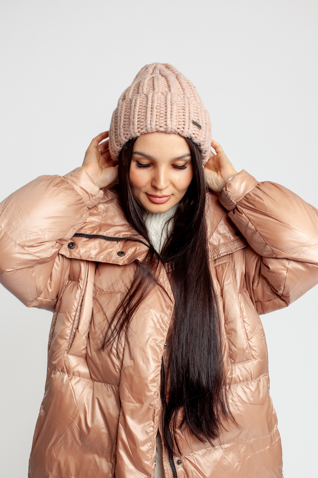 Шапка женская крупной вязки с отворотом.