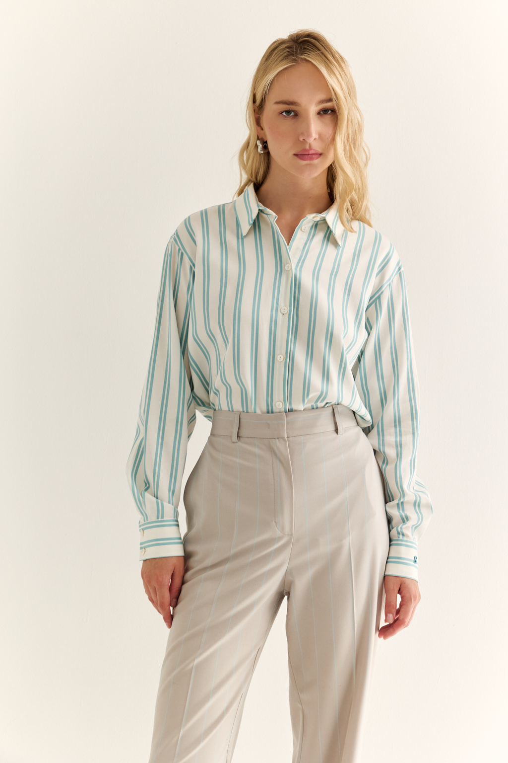 Классические брюки: основа уверенного гардероба. Брюки прямого силуэта с высокой посадкой — это безупречная база, которая работает в любом образе. Чёткие стрелки визуально вытягивают ноги. Идеальны для сочетания с жакетами, блузами, рубашками или трикотажем. Актуальны в деловом комплекте и легко вписываются в повседневный стиль. Брюки, в которых комфорт сочетается с точностью.