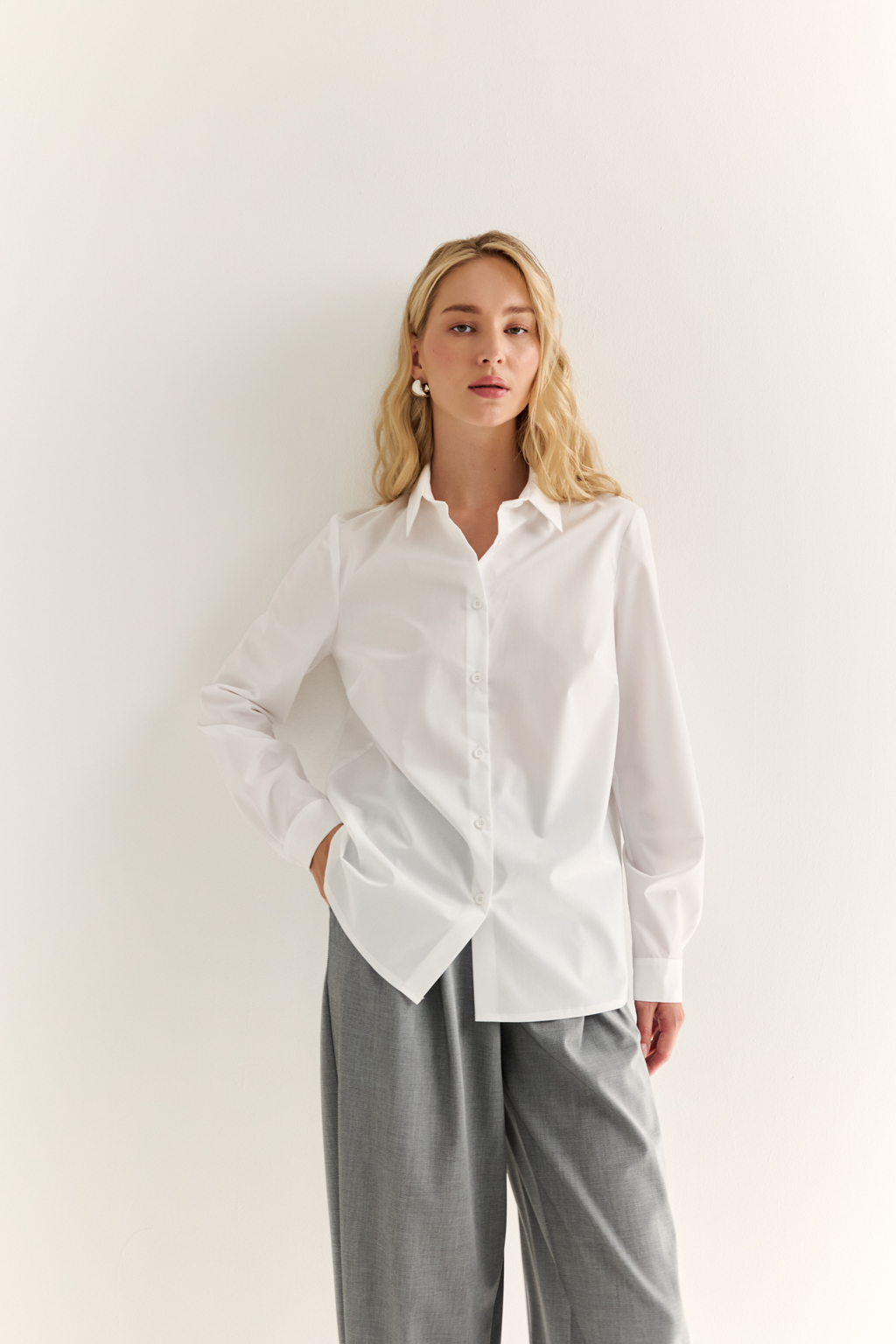 Базовая рубашка в белом цвете