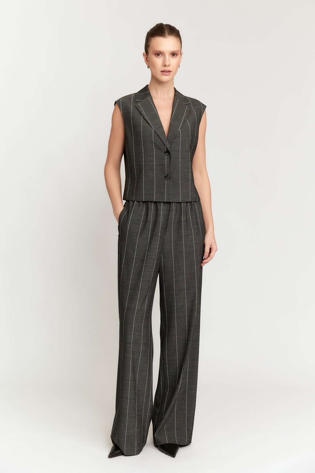 Брюки прямого силуэта на резинке.