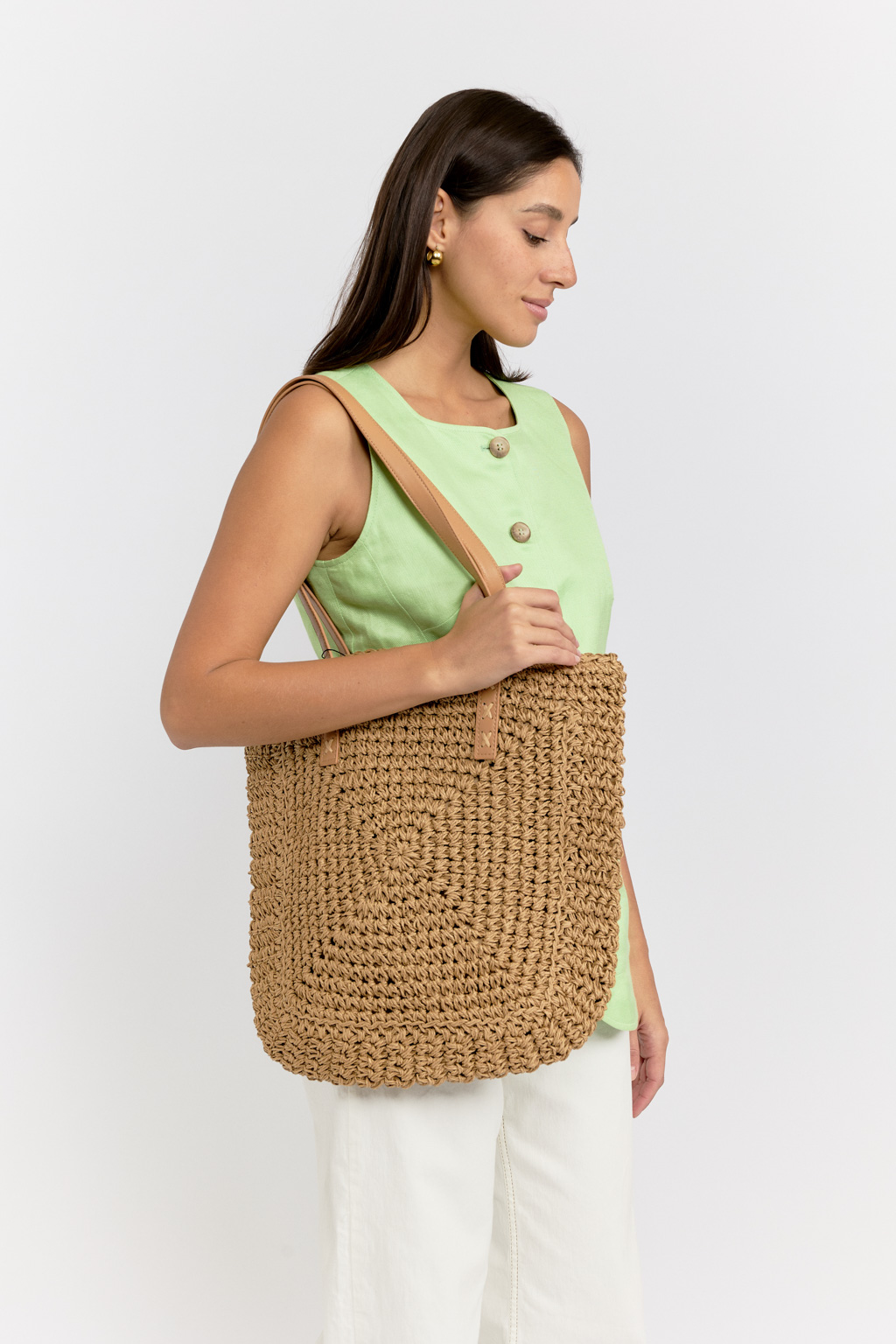 Пляжная сумка в трендовом стиле эко-минимализм выполнена экологически чистой целлюлозы. Удобная и вместительная сумка темно-бежевого цвета с застежкой на молнии прекрасно дополнит летние образы. Длинные ручки из эко-кожи позволят носить ее на плечо. Размеры 39*2*40 см