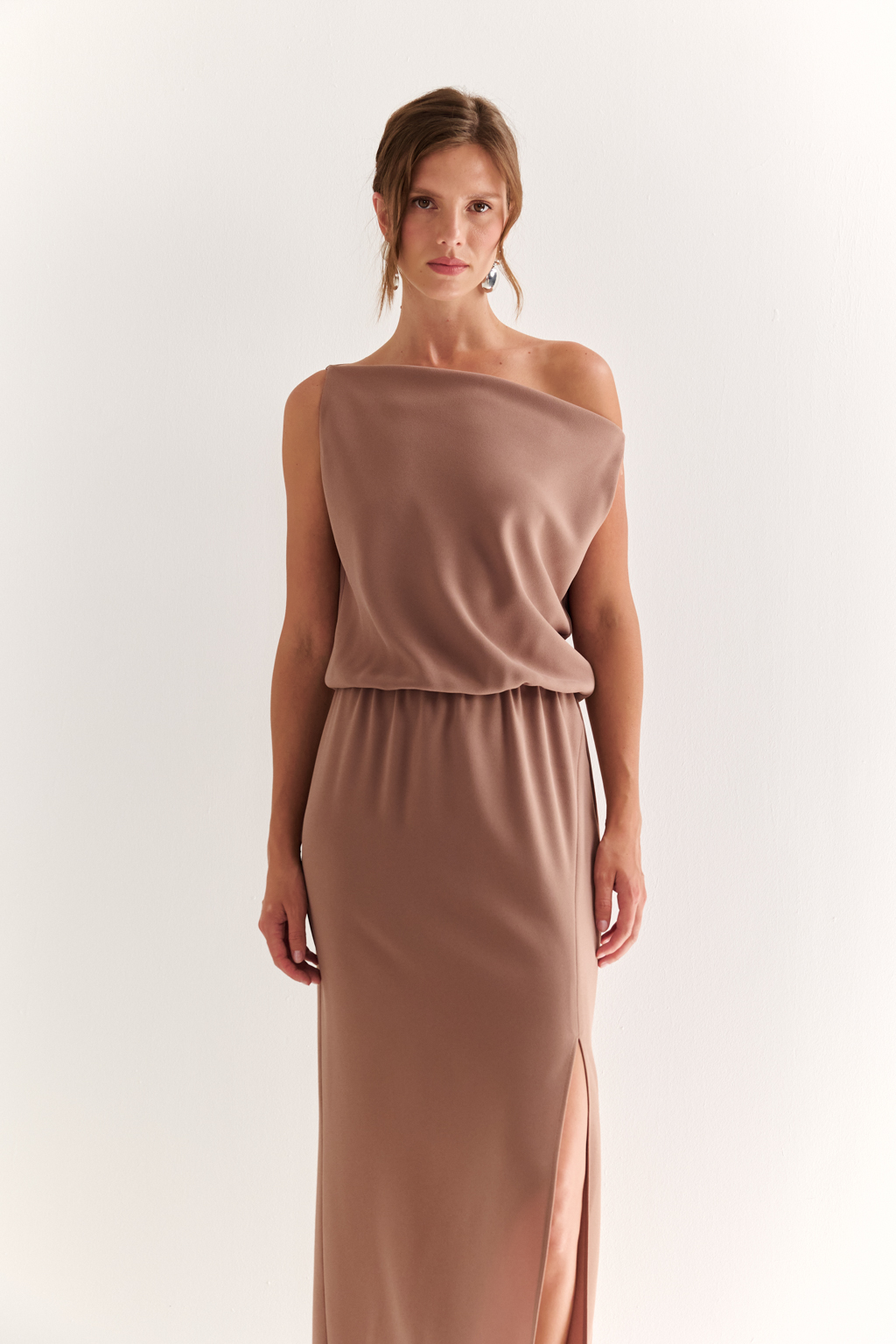 Минималистичное платье без рукавов: современная лаконичность

Чистые линии и прямой силуэт делают это платье воплощением минимализма в его утончённой форме. Деталь "качель" на вырезе добавляет образу выразительности и функциональности, позволяя легко менять настроение — от делового до расслабленного.

Мягкая ткань подчёркивает архитектуру кроя и обеспечивает комфорт в движении. Элегантная длина макси придаёт модели статусность и женственность.

Современная база для тех, кто ценит утончённую простоту.