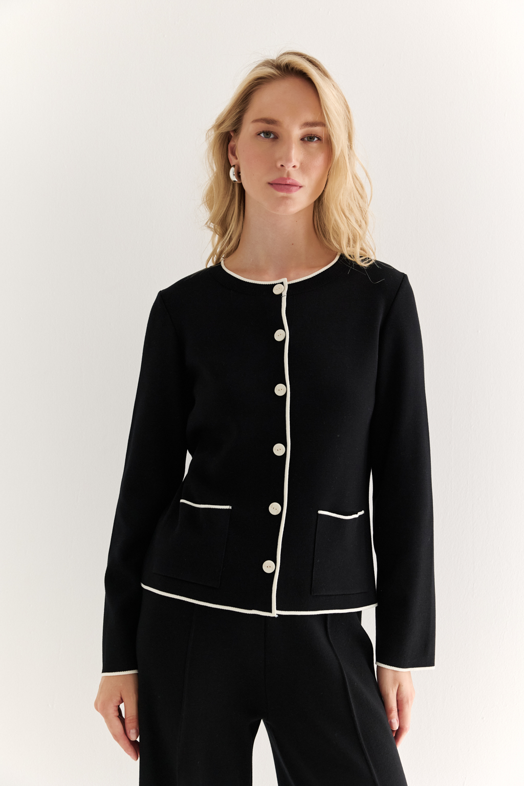 Жакет прямого силуэта длиной выше бедер с контрастной отделкой и застежкой на пуговицы. Рукав полной длины.