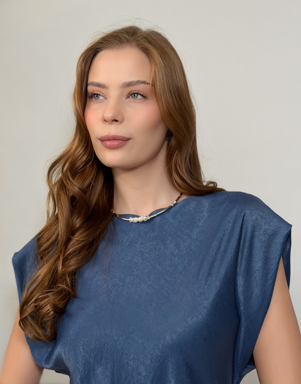 Дизайнерское колье выполнено с использованием майорки, гематита и гипоаллергенного металла. Изделие изготавливается вручную, что придает ему уникальность и неповторимость