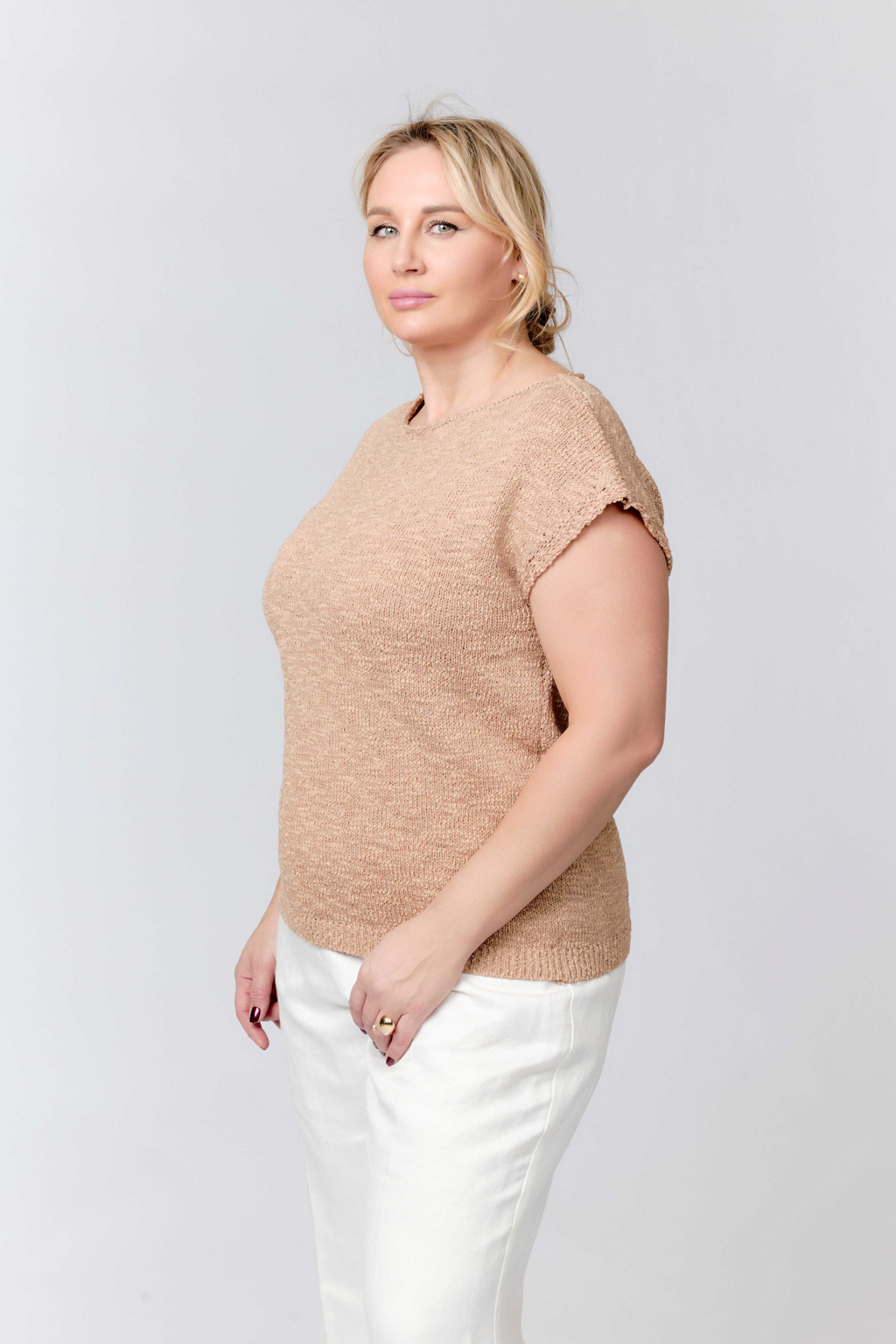 Джемпер без рукавов свободного кроя с круглым вырезом.