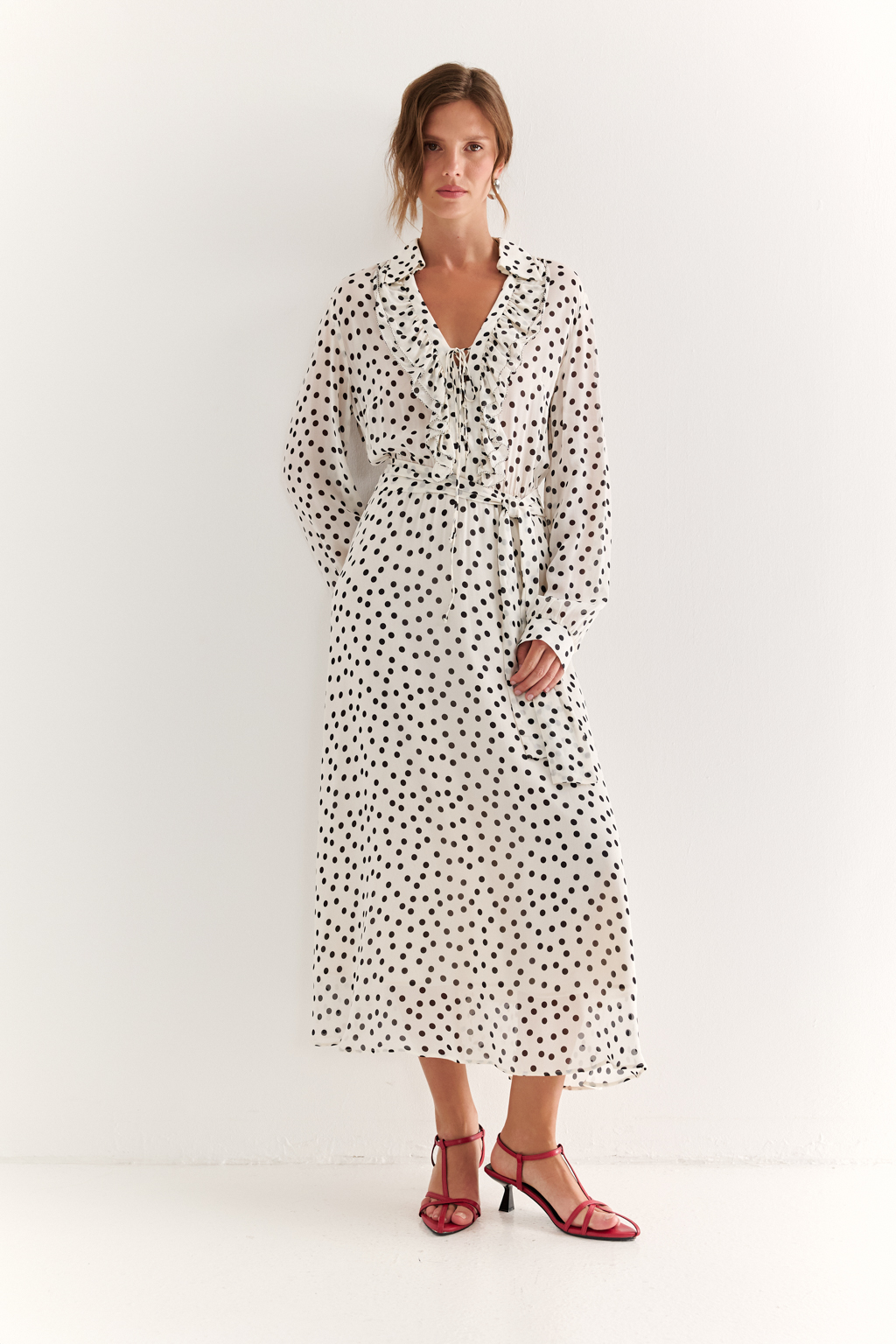 Платье миди в горох: винтажный шарм и деликатная женственность

Лёгкое платье из 100% вискозы с гороховым принтом — это дань утончённой романтике. Акцентная горловина с рюшами и завязками придаёт образу нотку винтажного шика. 
Прямой силуэт с мягким поясом подчёркивает талию, а длинная струящаяся юбка создаёт элегантную линию движения. 

Ткань из вискозы приятна к телу, дышит и красиво драпируется, делая это платье идеальным для повседневных прогулок, свиданий или лёгких выходов в свет.

Нежность в каждом движении. Платье, которое говорит за вас.