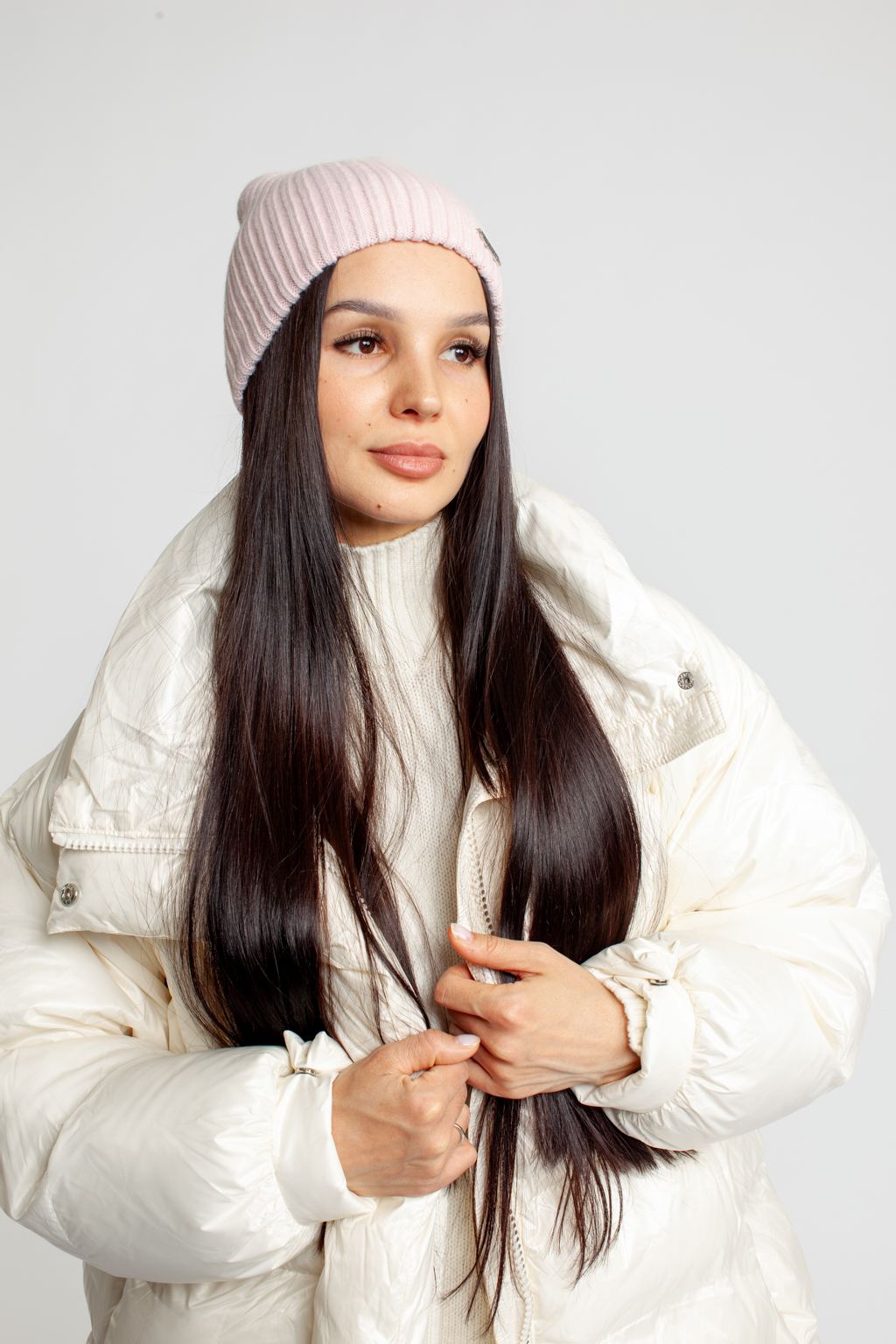 Шапка женская бини. Теплый и стильный головной убор, выполненный из пряжи альпаки, с добавлением шерсти и акрила. Шапка является совершенным аксессуаром для утепления в осенний и зимний сезон.