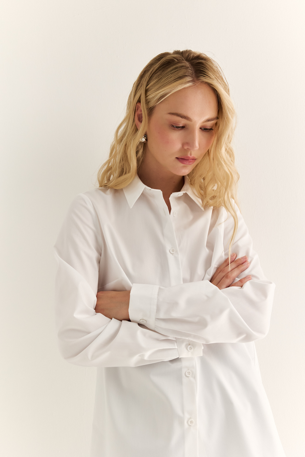 Базовая рубашка в белом цвете