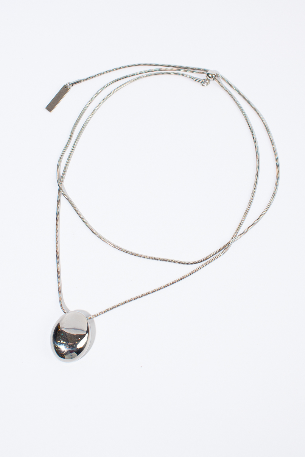 Подвеска на шнурке с кулоном из титановой стали. Стильный дизайн украсит любой образ. Длина регулируется.