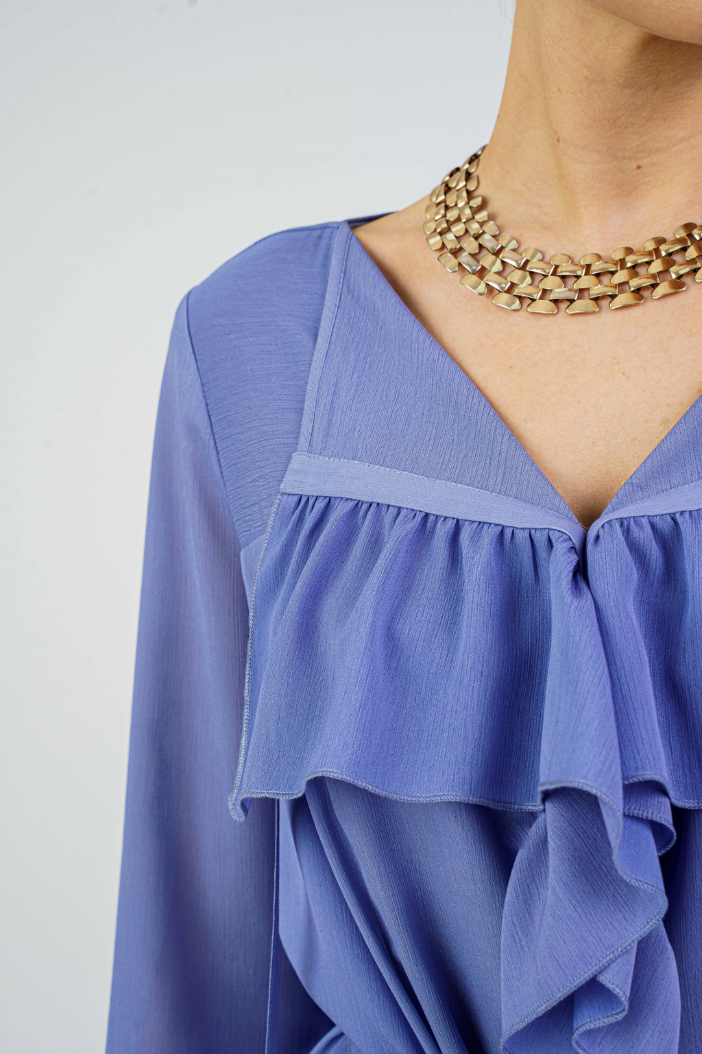  Платье свободного силуэта со сборкой в лавандовом цвете