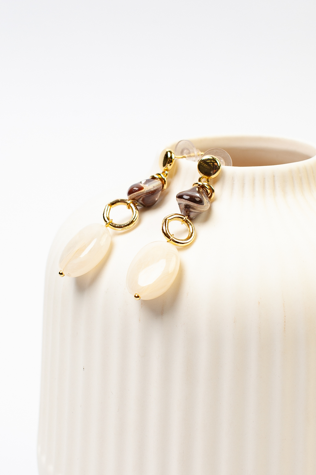 Длинные дизайнерские серьги выполнены из натурального перламутра, акрила и гипоаллергенного сплава.