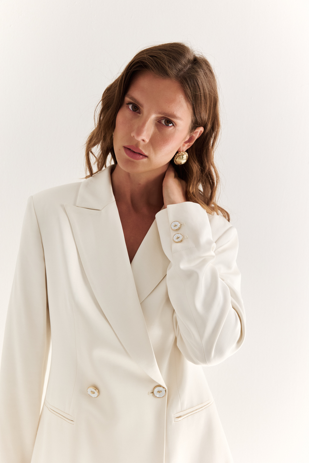 Двубортный жакет: классика в современной геометрии. Удлинённый двубортный жакет — это база, которая говорит о статусе без слов. Чёткие плечи, графичный крой и острые лацканы формируют уверенный, собранный образ. Рельефы по спинке и бокам подчёркивают силуэт, обеспечивая идеальную посадку, а карманы добавляют практичности и сдержанного акцента. Идеален в паре с классическими брюками, юбкой-карандашом или джинсами. Работает как в деловом комплекте, так и в вечерней стилизации. Современная структура с уважением к традиции.