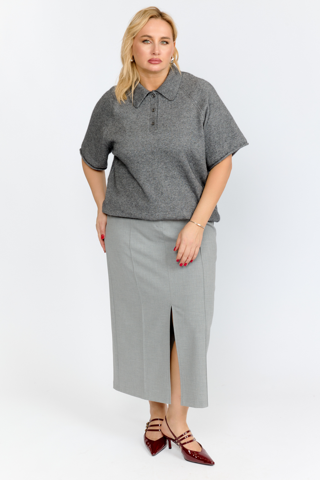 Юбка длиной макси с застроченными рельефами по передней части юбки.