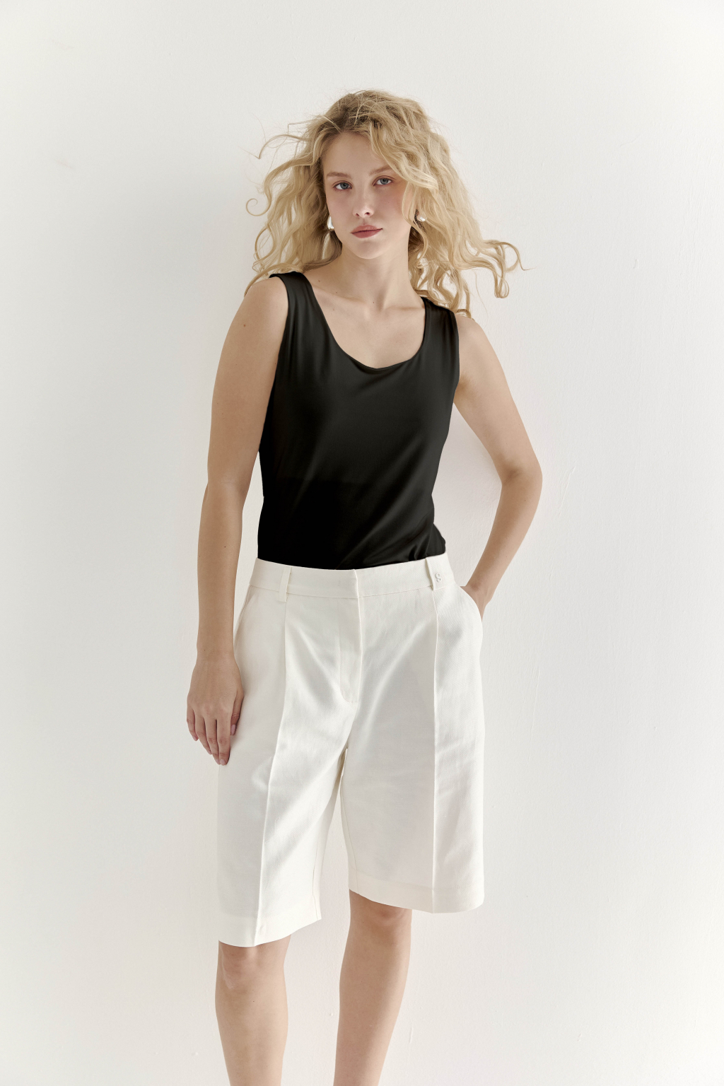 Топ-майка черного цвета из трикотажа бамбук с лайкрой.