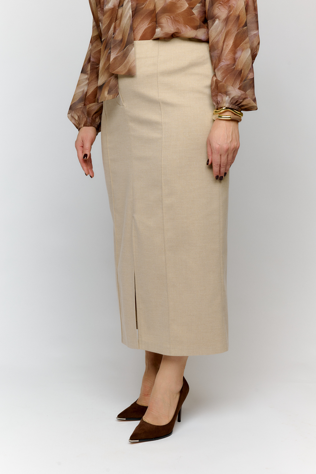 Юбка длиной макси с застроченными рельефами по передней части юбки.