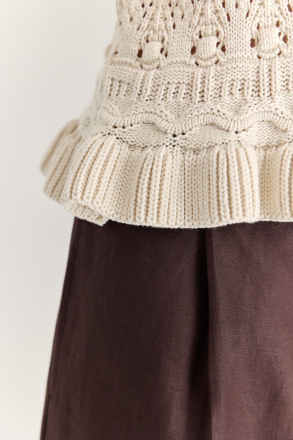 Топ из объёмной хлопковой пряжи с комбинированной крупнофактурной вязкой, с отделкой низа рюшем. Цвет-слоновая кость.