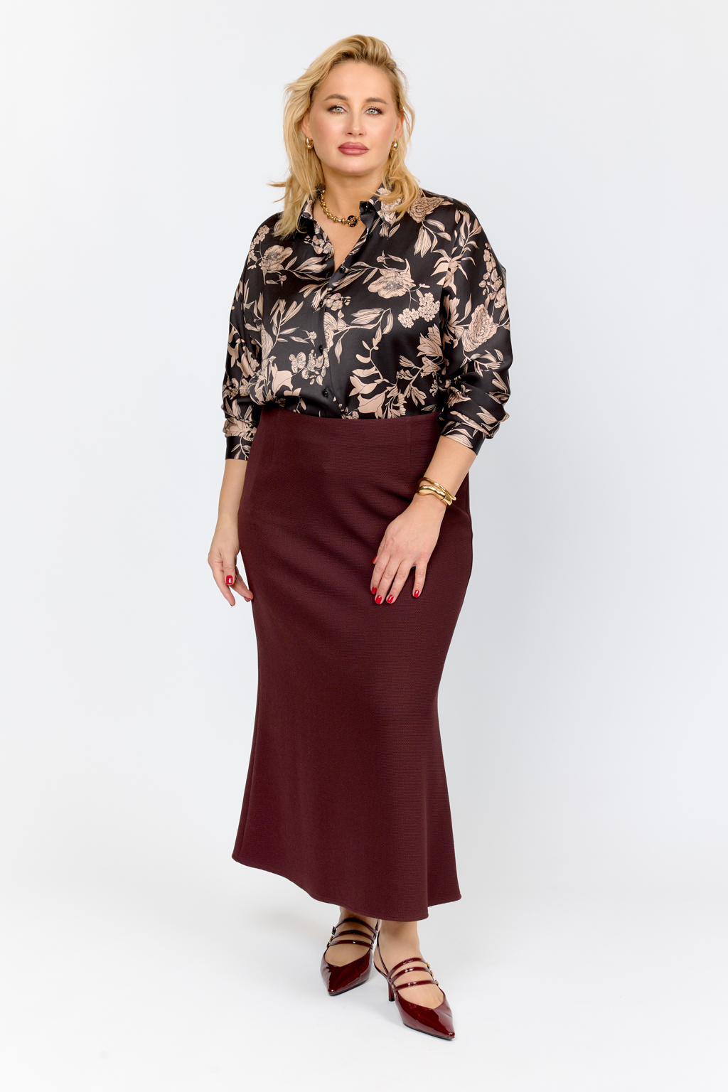 Юбка на обтачке силуэта рыбки длины миди на молнии.