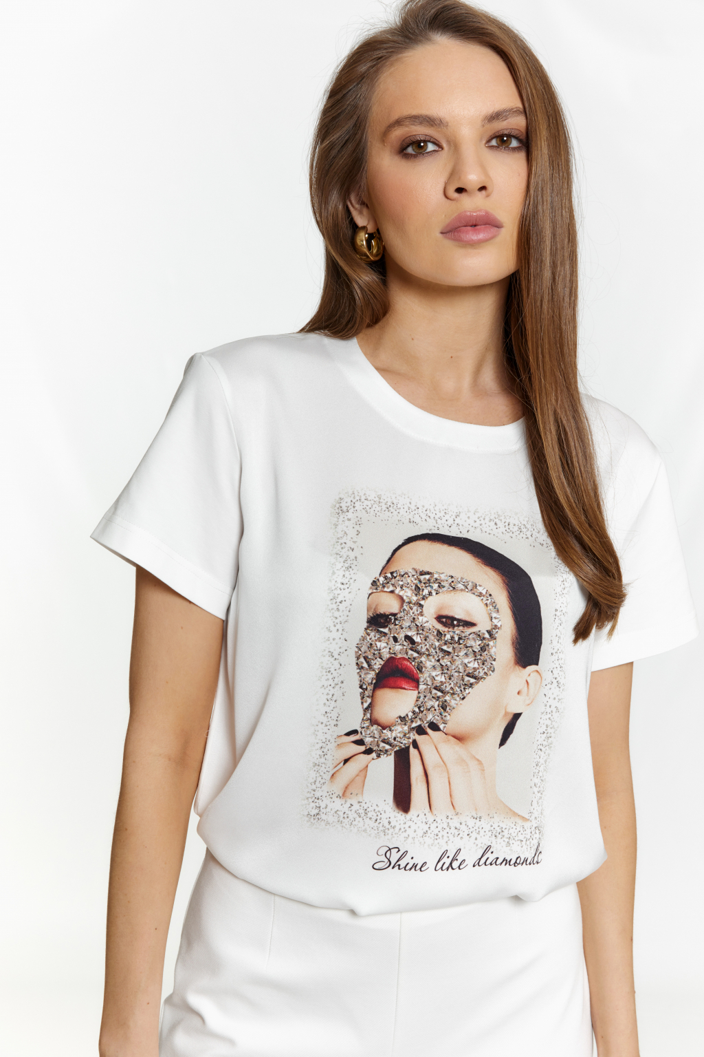 Комбинированная  футболка свободного силуэта с  короткими рукавами. По полочке принт.