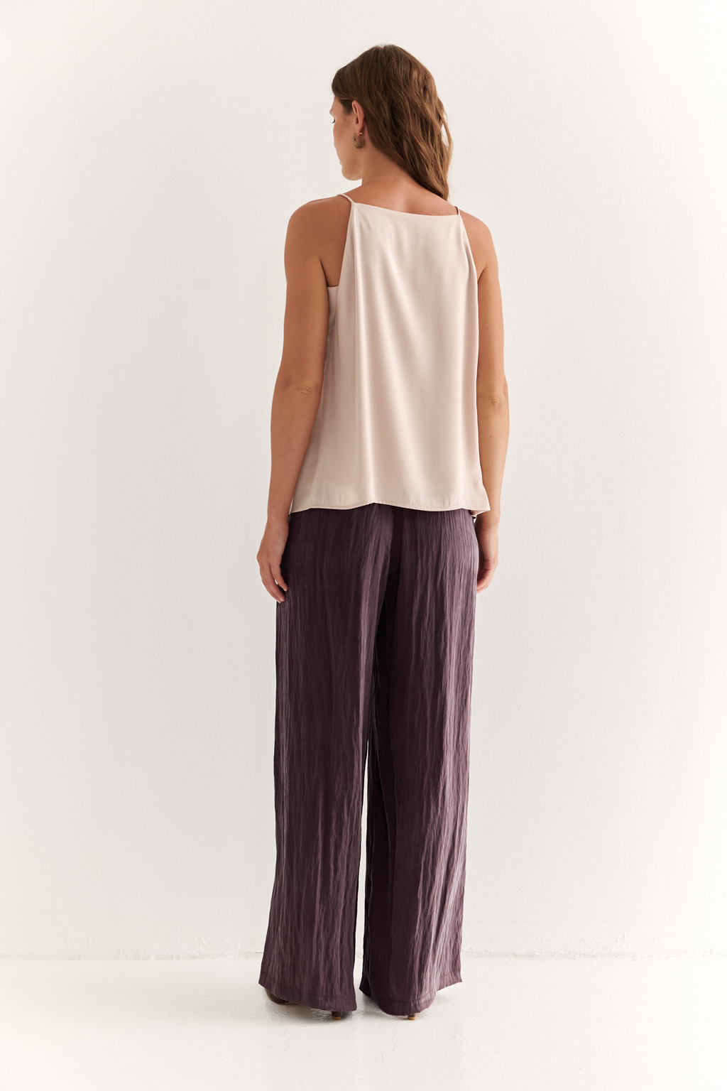 Брюки на резинке: комфорт в потоке движения

Эти свободные брюки созданы для тех, кто ценит лёгкость и свободу в каждом шаге. Посадка на мягкой резинке обеспечивает идеальную посадку по талии без лишнего давления, а струящийся силуэт дарит ощущение воздушности и комфорта.

Идеальный выбор как для активного дня, так и для расслабленного вечера. Подходят под рубашку, топ, жакет или джемпер — вариативны и всегда актуальны.

Современный ритм с максимальным комфортом.