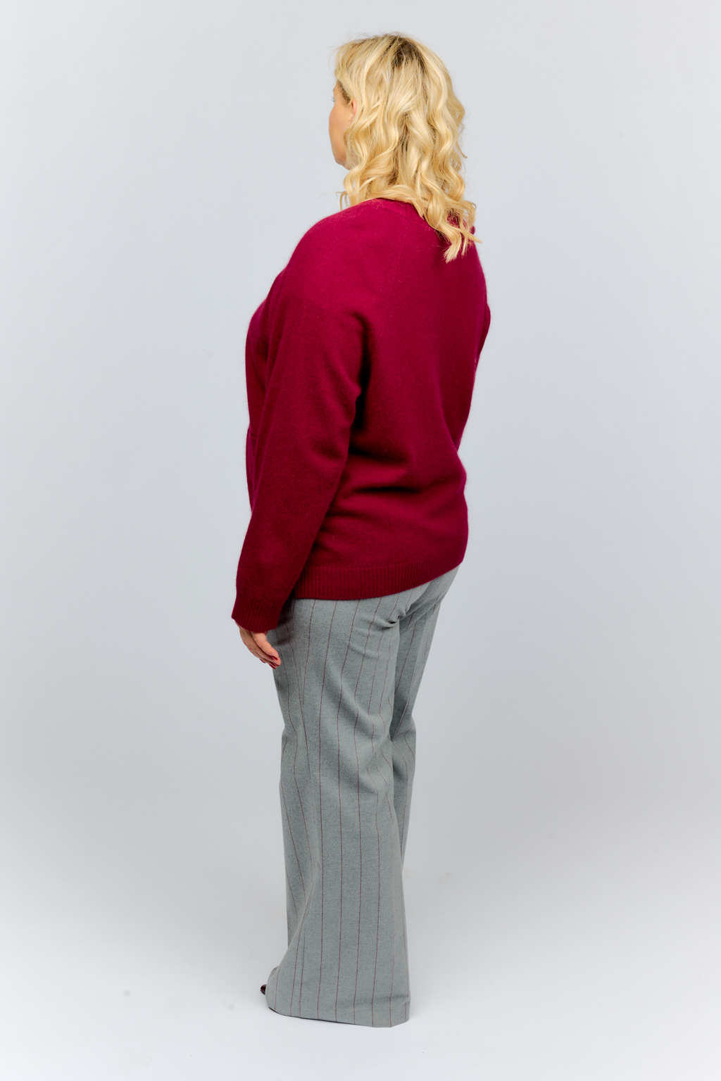 Кардиган прямого силуэта с V-образным вырезом и двумя накладными карманами. Застежка на пуговицах.