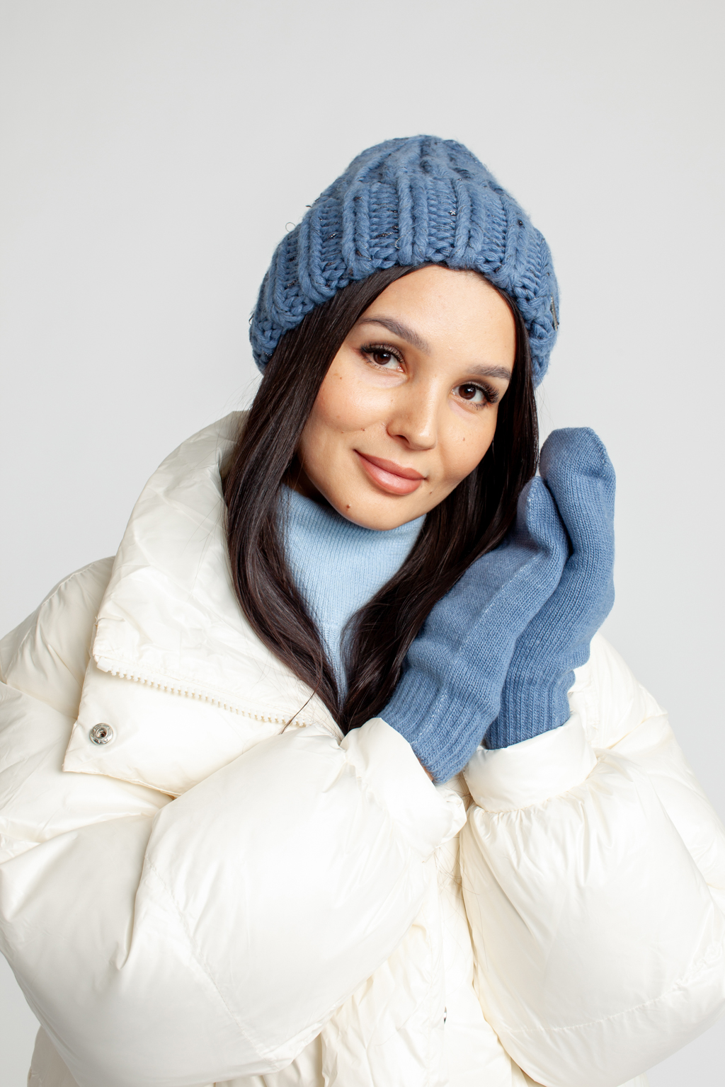 Шапка женская крупной вязки с отворотом.