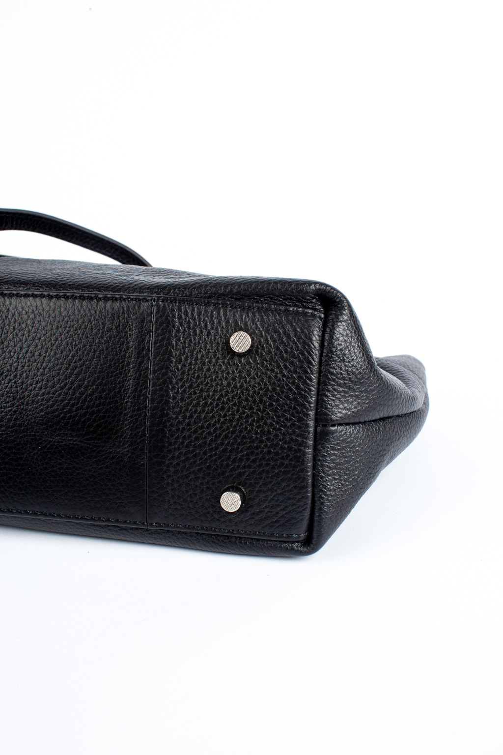 Стильная сумка-тоут из натуральной кожи станет незаменимым спутником как в повседневной жизни, так и в вечерних нарядах. Основное отделение закрывается на молнию. Сумка с кожаным ремешком придает возможность с максимальным комфортом носить атрибут, вешая его на плечо.  Размеры сумки: 33*10*16 см