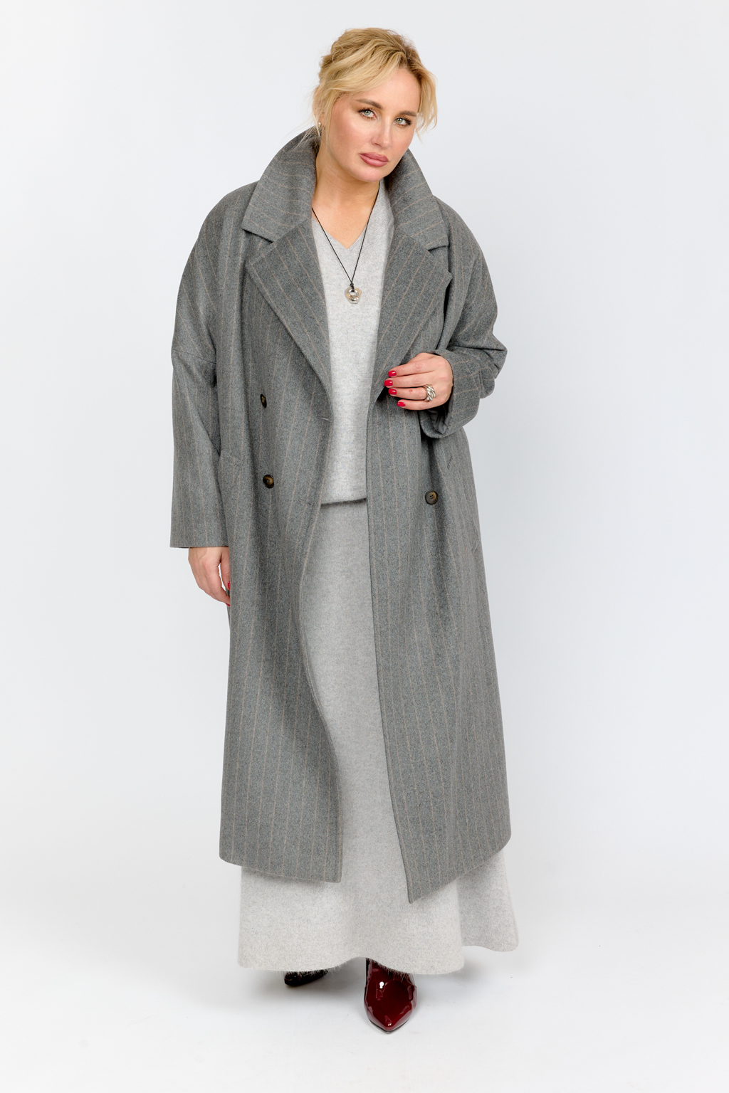 Блуза с V-образным вырезом свободного силуэта с застежкой на пуговицах. Рукав объемный полной длины на манжете.