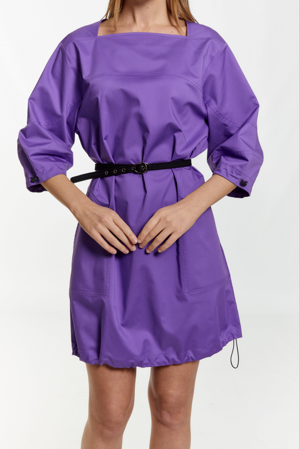 Платье баллон с кулисами по низу рукавов и низу изделия. Рукава длиной 7/8 с фигурными резами. Длина мини. Ремень не входит в комплект.