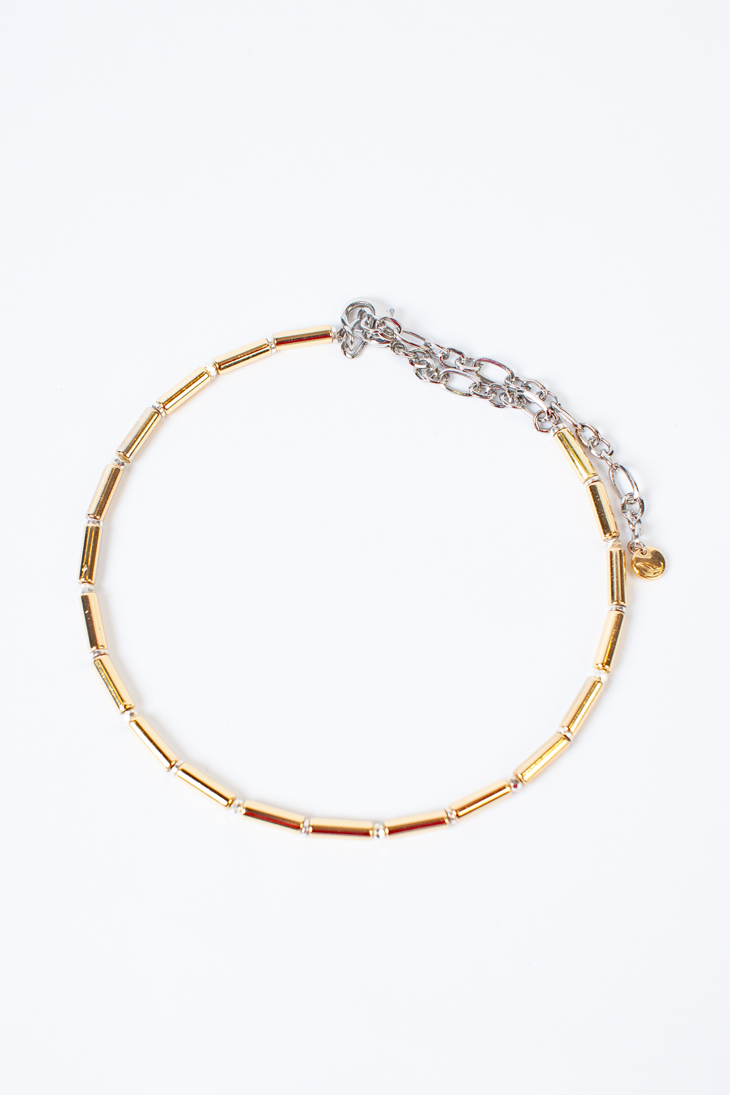 Лаконичное современное колье золотого цвета выполнено из гальванизированного хрусталя и гематита. Идеально для повседневного или вечернего образа. Длина колье регулируется от 33 до 50 см. Фурнитура выполнена из гипоаллергенного сплава со стойким гальваническим покрытием.