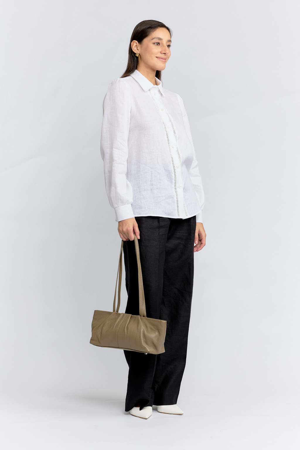 Стильная сумка-тоут из натуральной кожи станет незаменимым спутником как в повседневной жизни, так и в вечерних нарядах. Основное отделение закрывается на молнию. Сумка с кожаным ремешком придает возможность с максимальным комфортом носить атрибут, вешая его на плечо.  Размеры сумки: 33*10*16 см