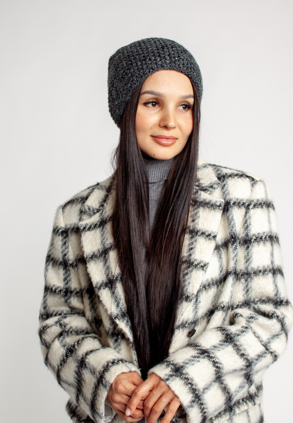 Шапка женская с люрексом. Теплый и стильный головной убор, выполненный из пряжи альпаки, с добавлением шерсти и акрила. Шапка является совершенным аксессуаром для утепления в осенний и зимний сезон.